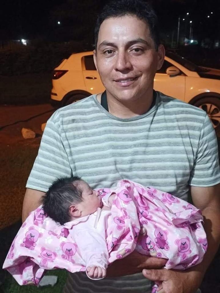 El papá, Carlos José Acosta sonríe mientras muestra a su hija, a quien le entregaron anoche en la Comisaría de Paraguarí.