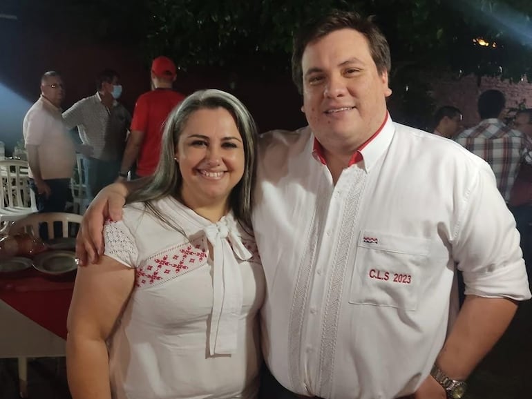 Liliana Escurra y el gobernador César Sosa posan en una de las actividades de la agroganadera del político colorado.