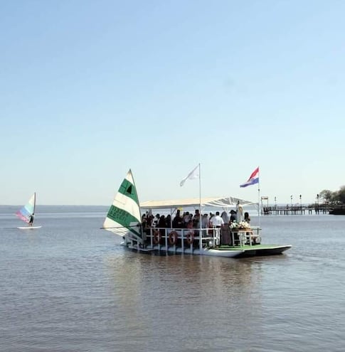 Procesión náutica de la imagen de la Virgen de la Asunción en el legendario lago Ypacaraí, en San Bernardino.