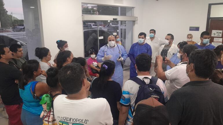 El Dr. Carlos Morínigo informó a los familiares la situación médica de los heridos por la fuga de amoniaco.