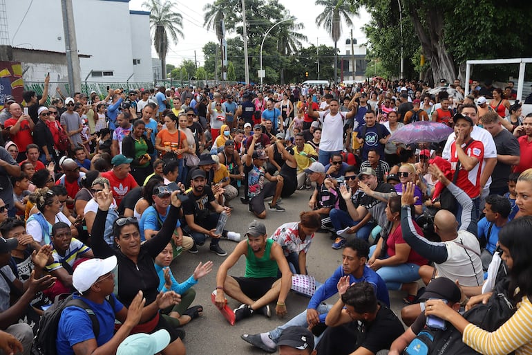 Migrantes protestan frente a la sede del Instituto Nacional de Migración (INM) en Tapachula, estado de Chiapas (México). 