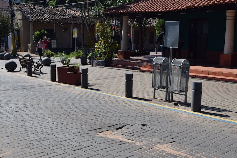 Peatonal de Luque. Este es el tipo de losa usado para la unificación de veredas. 