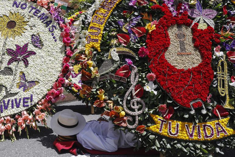 Un silletero descansa durante la edición 67 del Desfile de Silleteros de la Feria de las Flores este domingo, en Medellín (Colombia). Más de 500 silleteros participan del tradicional desfile que se divide en las categorías: tradicional, monumental, emblemática, artística, comercial e infantil.