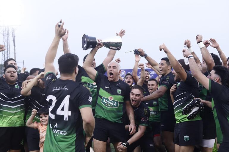 Los Jabalíes de Área 1 de Ciudad del Este festejan el campeonato en la División Pre-Intermedia.