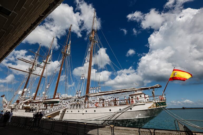 En el buque escuela Juan Sebastián de Elcano, la princesa Leonor arribó al puerto de Salvador de Bahía, en la primera parada en América en el marco de su viaje de instrucción. En días más, la princesa de Asturias llegará a Uruguay. (EFE/ Rafael Martins)
