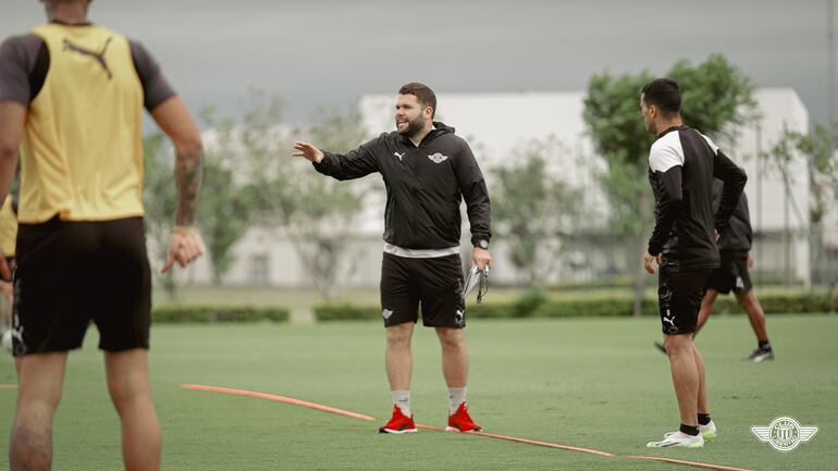 El entrenador Ariel Galeano dando indicaciones durante el trabajo táctico del Gumarelo.