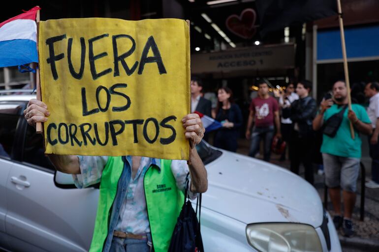 Imágenes de la protesta de ayer frente a la sede del Jurado de Enjuiciamiento de Magistrados, ante hechos de corrupción detectados este mes. 