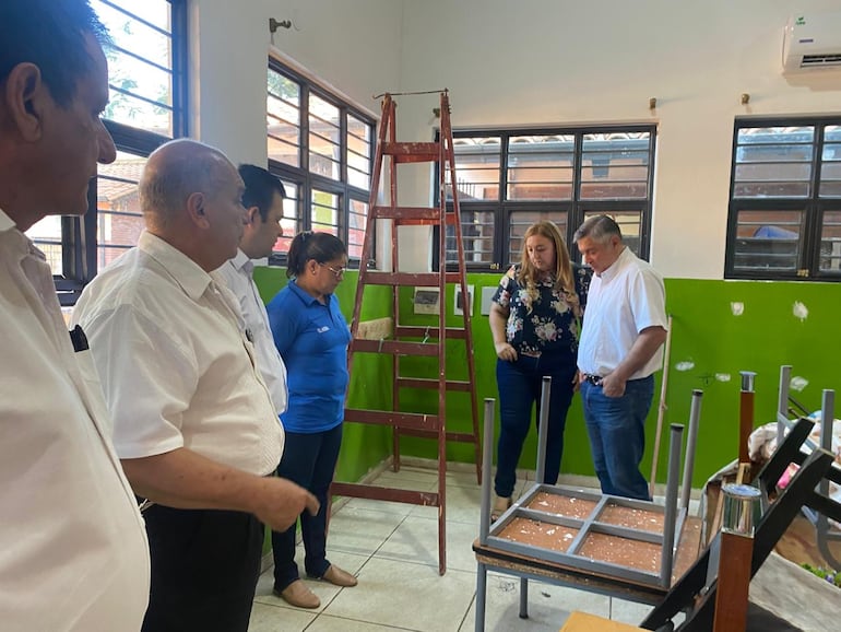 Luis Ramírez recorrió la escuela Carlos A. López de Ñemby. (Foto: Higinio Ruiz Díaz)