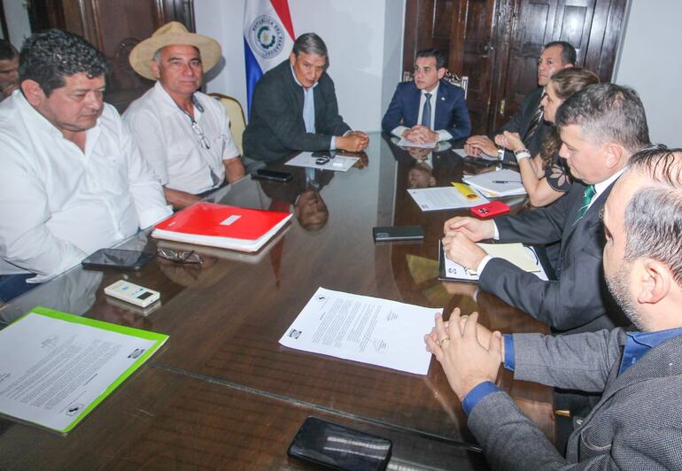 Productores de banana ser reunieron con el Canciller Nacional.