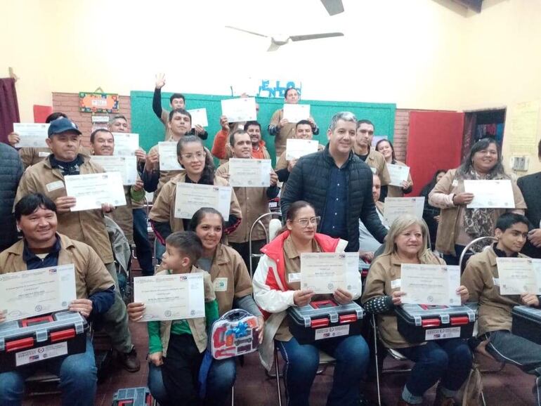 Parte de los 25 egresados de un curso de fontanería dictado por Sinafocal en la localidad de San Antonio.