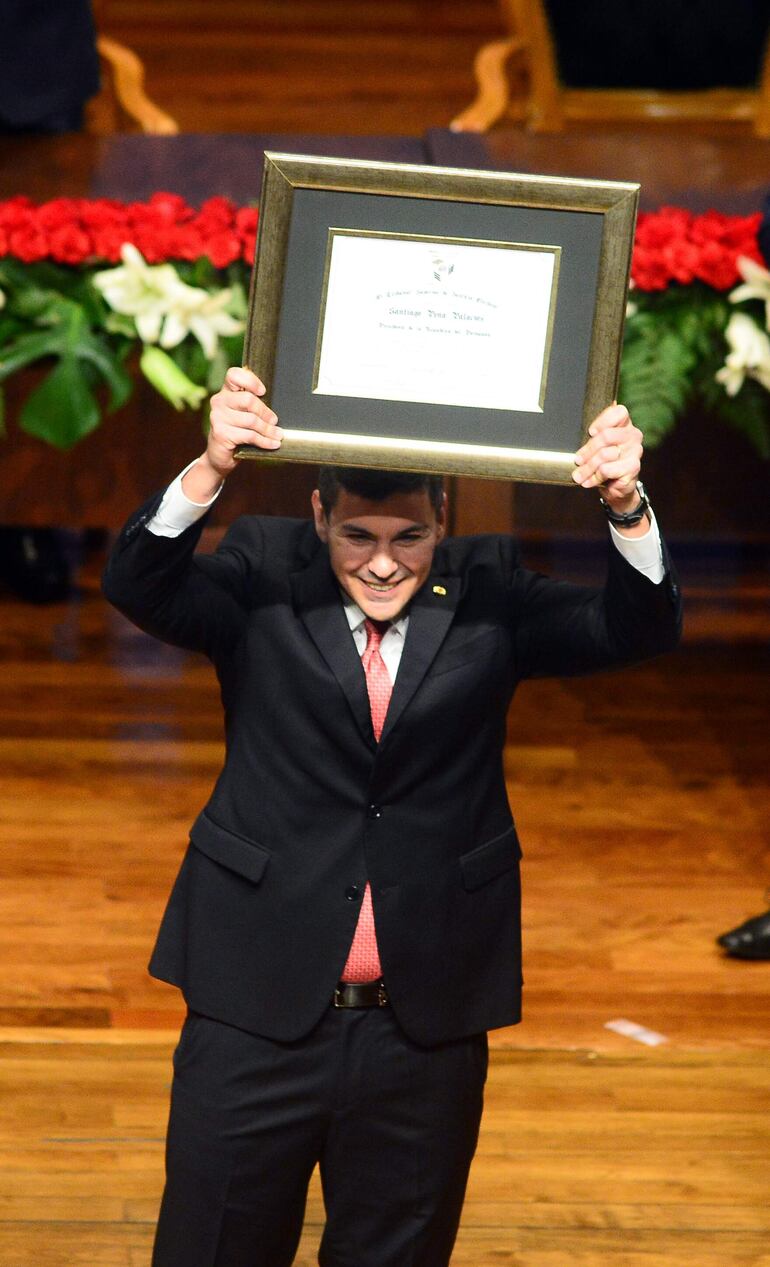 Santiago Peña posa con el certificado entregado por el Tribunal Superior de Justicia Electoral que lo certifica como presidente electo de Paraguay, hoy, en el Gran Teatro José Asunción Flores, en Asunción (Paraguay). 