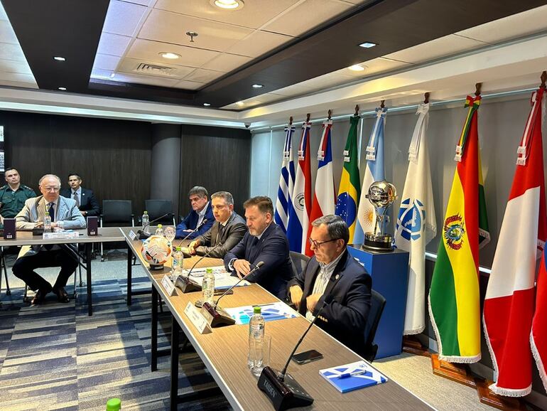 Autoridades de los gobiernos de Paraguay, Brasil y Argentina, junto con los de Conmebol, en una reunión en el marco de la final de la Copa Sudamericana a disputarse este sábado en Asunción.