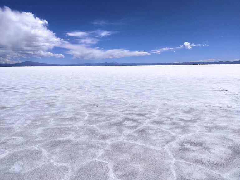 Salinas Grandes, lugar donde se realiza la extracción de Litio, en Jujuy (Argentina). Violentas protestas en la provincia norteña de Jujuy alumbraron el debate sobre la sustentabilidad de la explotación de litio, mineral que tiene interés geopolítico para la transición energética y para el desarrollo de la economía argentina, que se cruza con las demandas del cuidado del medioambiente y el respeto a las comunidades indígenas.