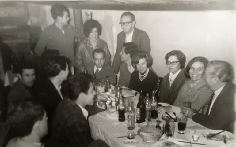 Integrantes del Museo de Arte Moderno (recién creado) festejando a Hermann Guggiari por el Premio Esso. Mayo de 1965, Asunción. De derecha a izquierda: Guillermo Ketterer, Edith Jiménez, Lotte Schulz, Elza Wiezzell, Ricardo Yustman (?) y Hermann Guggiari, entre otros.