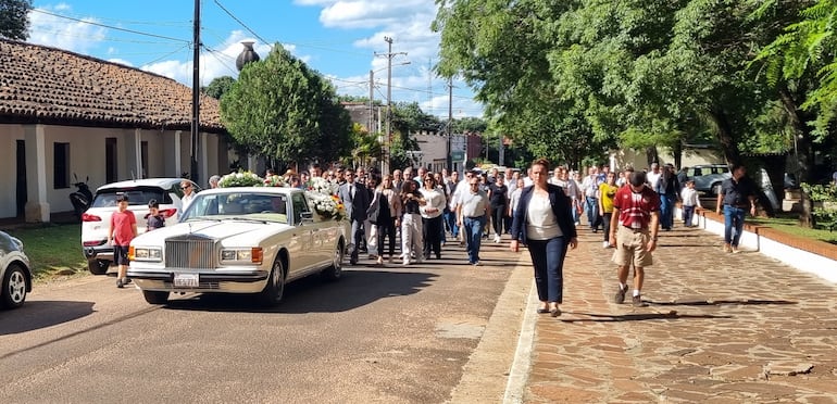 Familias enteras acompañaron el cortejo fúnebre del artista.