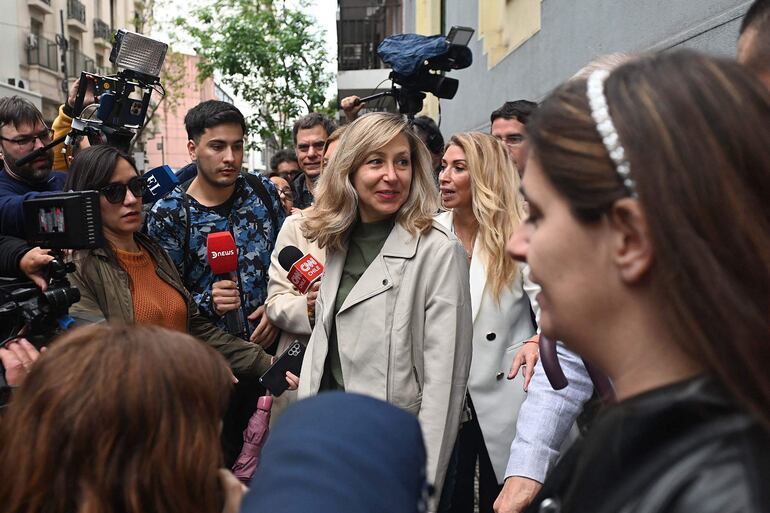 Imagen publicada por Telam que muestra a la candidata presidencial de Argentina por el partido Frente de Izquierda y de los Trabajadores-Unidad, Myriam Bregman (C), llega a votar a un colegio electoral en Buenos Aires, durante las elecciones presidenciales, el 22 de octubre de 2023.