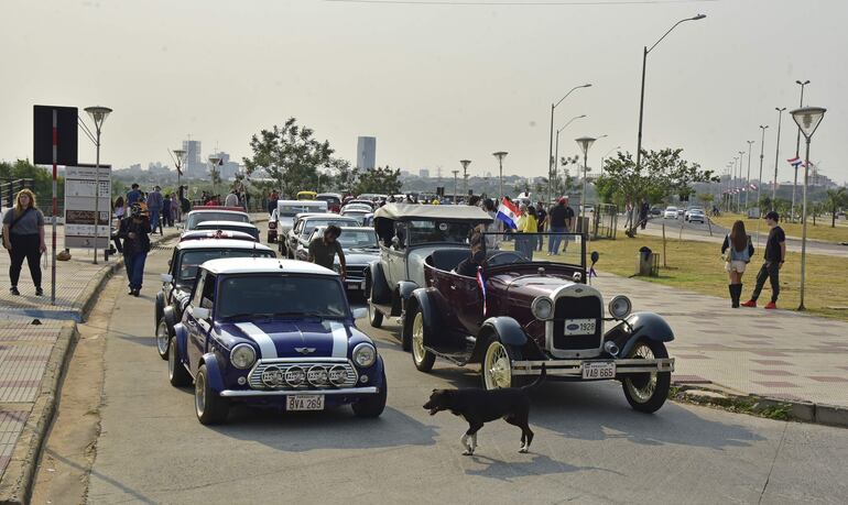 Un maravilloso viaje al pasado nos ofrecieron ayer los autos antiguos, clásicos y deportivos que recorrieron las calles de Asunción.