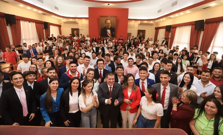 La diputada Liz Acosta (de saco rojo) junto al presidente de la ANR, Horacio Cartes en la Junta de Gobierno en horario de sesión.