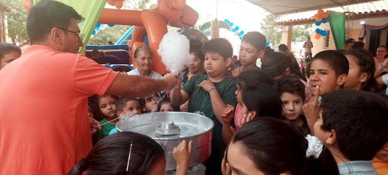 Los niños saboreando golosinas en su día en Carmelo Peralta.