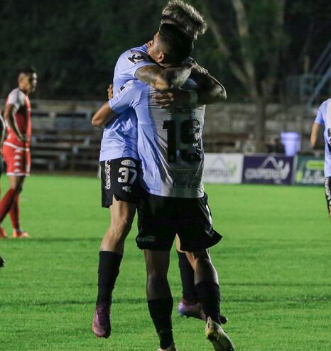 Diego Godoy celebra su gol junto a Lautaro Comas, antes de la lluvia torrencial.