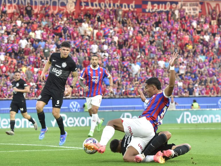 El chico Diego León (17 años), en acción contra César Olmedo (21), demuestra que es  más delantero que defensor. Junior Barreto (26) y Francisco da Costa (29), palpitan  la acción.