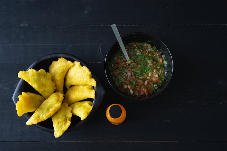 Empanadas con salsa de ají.