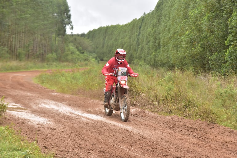 El piloto Ezequiel Samudio sujeta con todas sus fuerzas el manillar la  Honda CRF #10 y mantiene toda la concentración posible en un sector de la competencia. Fue el mejor entre las motos del Grupo N hasta 250 cc.