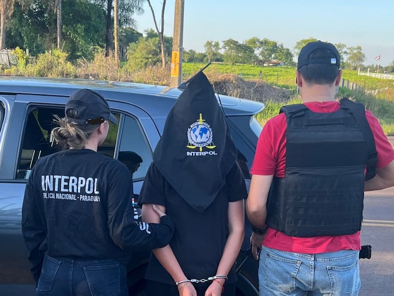 Interpol detiene a hermana de criminal acribillado en San Pedro del Paraná.