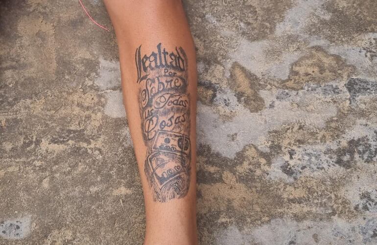 Senad interviene desmantela y captura a dos personas de un foco de provisión de crack más conocido como chespi en Barrio Obrero de Asunción, que pertenecería al Clan Rotela. En la imagen, el tatuaje de uno de los detenidos alusivo al grupo criminal.