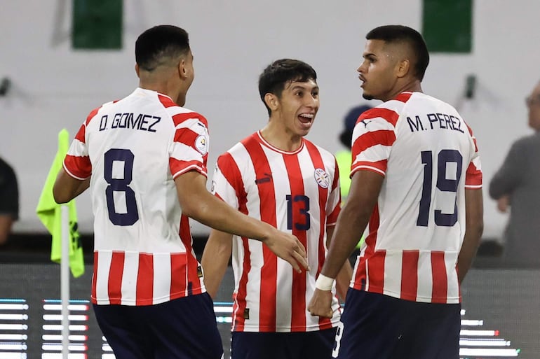 Marcelo Pérez (d) de Paraguay celebra un gol ante Venezuela hoy, en un partido ante Venezuela del Torneo Preolímpico Sudamericano Sub-23 en el estadio Nacional Brígido Iriarte en Caracas (Venezuela).