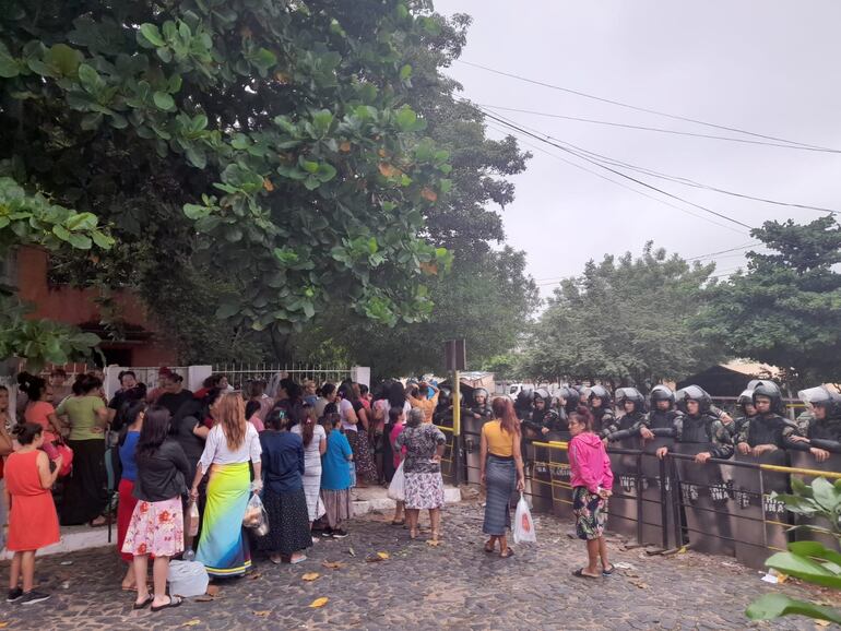 Larga fila y estricto control para familiares de reos en la Cárcel de Tacumbú.