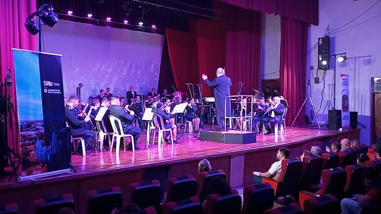 La Banda de la Policía Nacional ofreció un majestuoso encuentro artístico en el teatro de la Municipalidad de San Lorenzo.