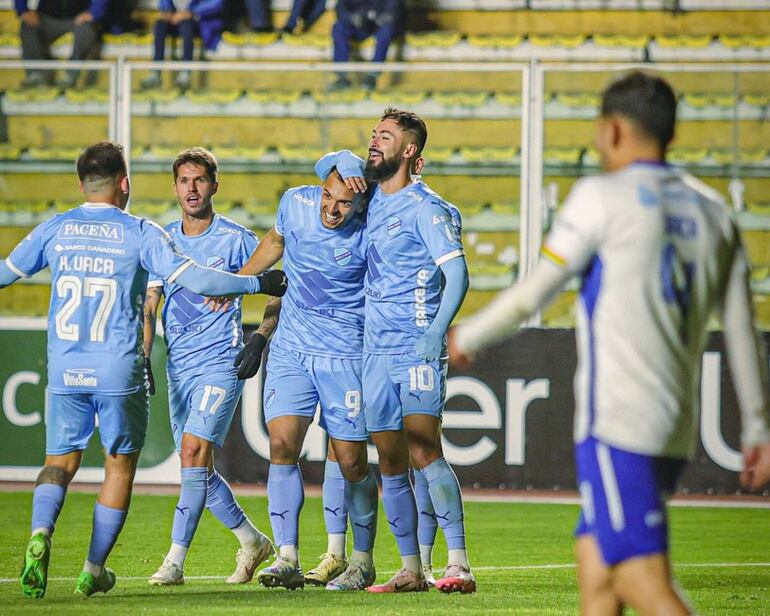 El paraguayo Alfio Oviedo, jugador el Bolívar, festeja un gol en el partido frente a Gualberto Villarroel SJ por el torneo Clausura 2024 de Bolivia en el estadio Hernando Siles, en La Paz, Bolivia.