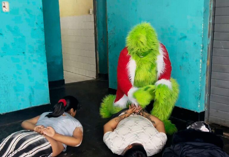 El policía vestido como Grinch durante el procedimiento. 