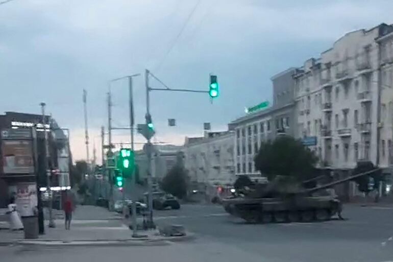 Captura de pantalla de un video tomado el June 24, 2023 cortesía de @na_laite_23 en Instragram. Demuestra armamentos desconocidos en las calles en Rostov.