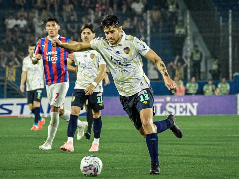 Iván Torres, jugador de Sportivo Luqueño, en el partido frente a Cerro Porteño por la tercera fecha del torneo Clausura 2024 del fútbol paraguayo en el estadio La Nueva Olla, en Asunción.