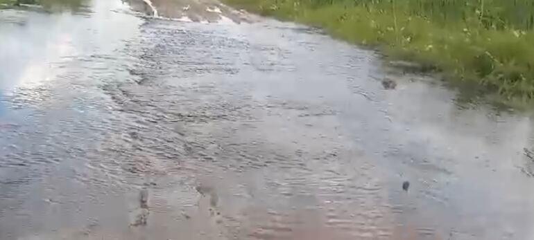 Al no realizarse los levantes de terraplén y no colocarse los sistemas de desagües, las lluvias inundaron varios kilómetros de caminos.