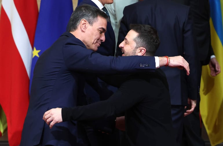 Pedro Sánchez abraza a Volodímir Zelenski. 