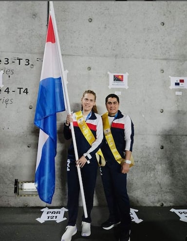 Melissa Tillner (24 años) y su guía Víctor Duarte  Adorno (30) fueron parte de la ceremonia de clausura con la bandera nacional en el Estadio de Francia.