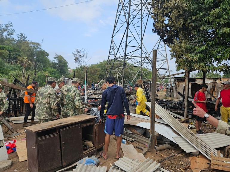 Varias instituciones colaboran para la asistencia de familias afectadas por el incendio de un refugio en zona Chacarita, Asunción.