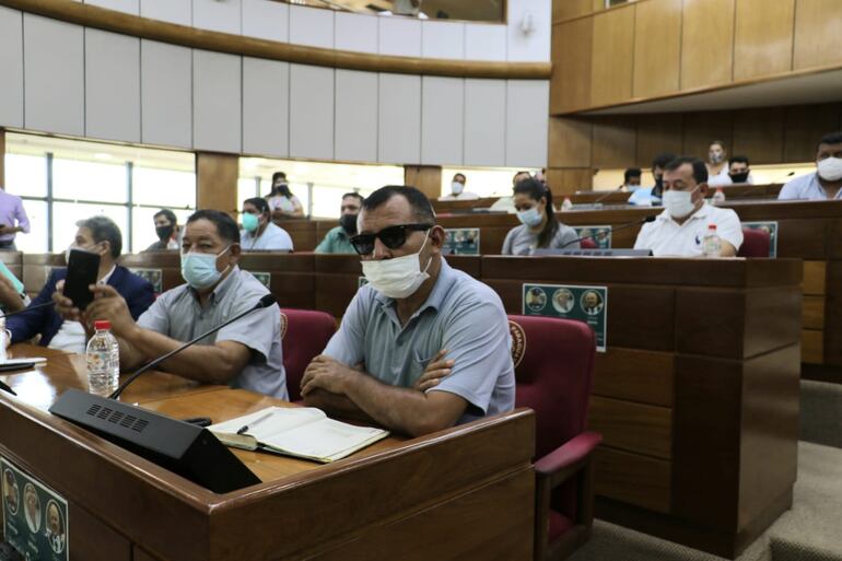 El dirigente del Movimiento de Resistencia Campesina, Elvio Benitez (con lentes oscuros), uno de los oradores durante la reunión.