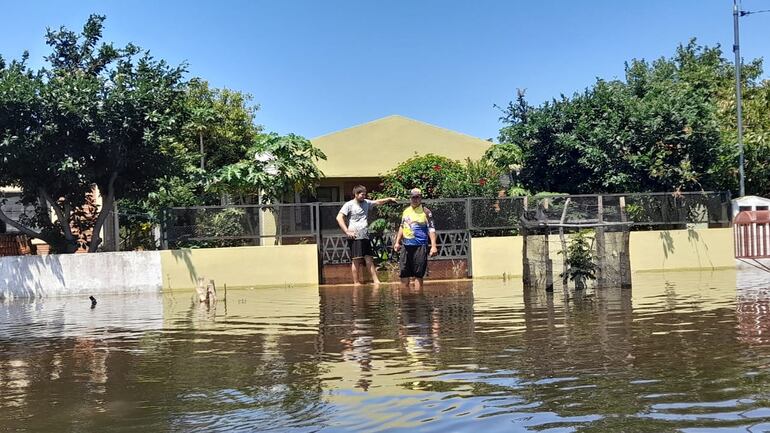 Itá Corá: Las personas se resisten en dejar sus hogares ante la crecida del río Paraná por temor al robo de sus cosas de valor.