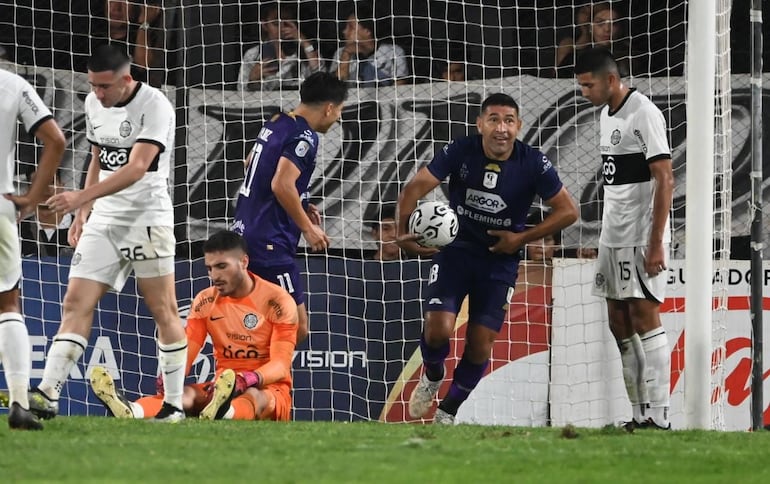 Luis Cabral celebra uno de los goles de Tacuary ante Olimpia.