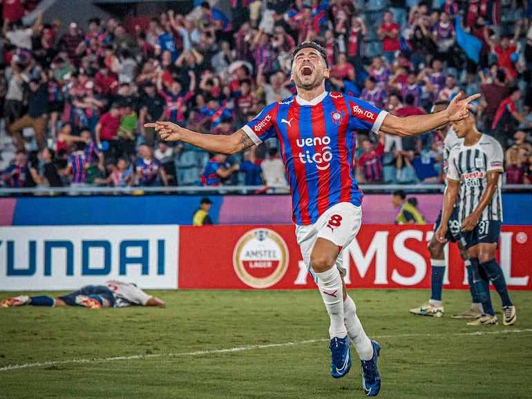 El argentino Federico Carrizo, jugador de Cerro Porteño, festeja un gol en el partido frente a Alianza Lima por la segunda fecha del Grupo A de la Copa Libertadores 2024 en el estadio La Nueva Olla, en Asunción.