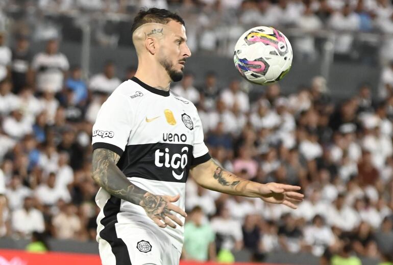 El argentino Darío Benedetto, jugador de Olimpia, domina el balón en un partido frente a Cerro Porteño por la sexta fecha del torneo Apertura 2025 del fútbol paraguayo en el estadio Defensores del Chaco, en Asunción, Paraguay.