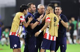 El seleccionador de Paraguay Carlos Jara Saguier (c) de indicaciones ante Venezuela hoy, en un partido ante Venezuela del Torneo Preolímpico Sudamericano Sub-23 en el estadio Nacional Brígido Iriarte en Caracas (Venezuela).