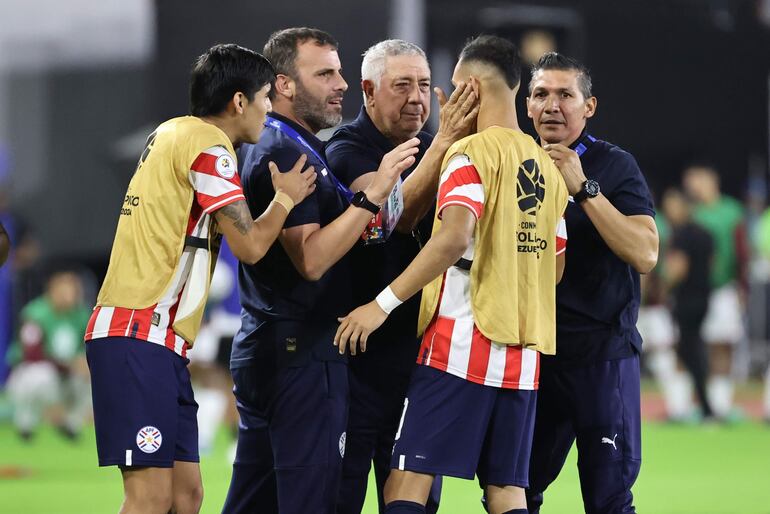 El seleccionador de Paraguay Carlos Jara Saguier (c) de indicaciones ante Venezuela hoy, en un partido ante Venezuela del Torneo Preolímpico Sudamericano Sub-23 en el estadio Nacional Brígido Iriarte en Caracas (Venezuela).