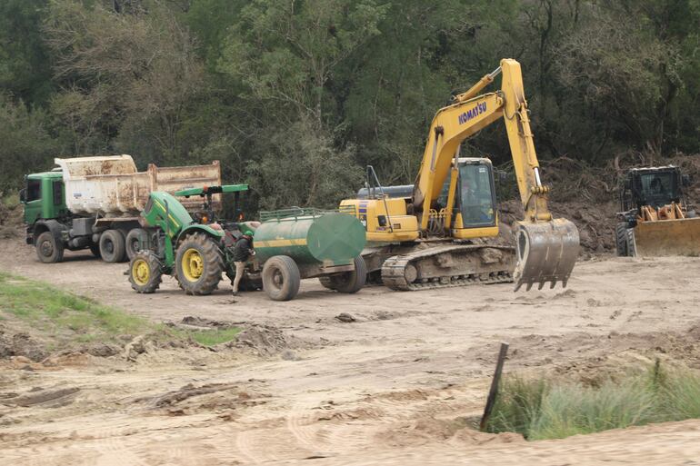 Maquinarias trabajan en la deforestación para la preparación de terreno y posterior cultivo de arroz.