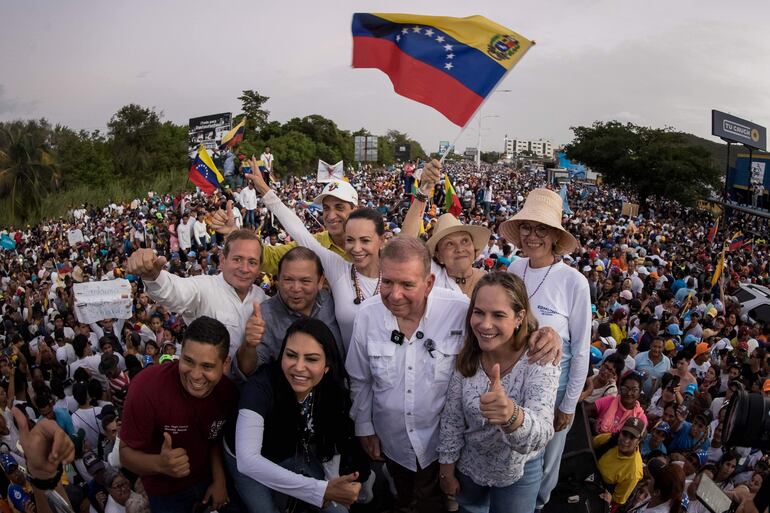 El candidato presidencial Edmundo González (c) y la líder opositora Maria Corina Machado (ci), acompañados de políticos miembros de la unidad opositora al gobierno nacional,  en Puerto La Cruz (Venezuela).  