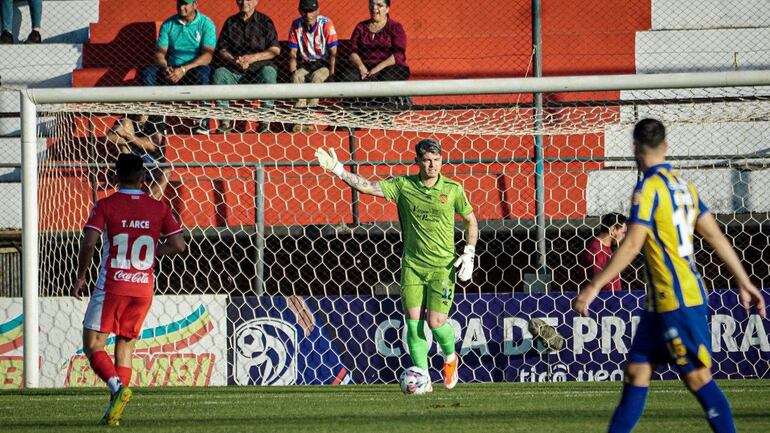 Alfredo Aguilar (c), arquero de Sportivo Luqueño, en el partido frente a General Caballero de Juan León Mallorquín por la primera fecha del torneo Clausura 2024 del fútbol paraguayo en el estadio Ka'arendy, en Juan León Mallorquín.